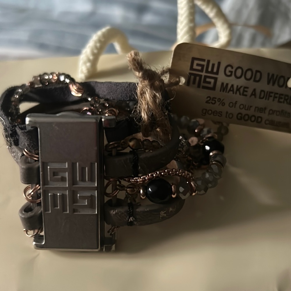 Leather and beaded bracelet with magnetic closure